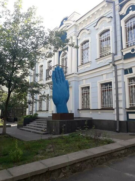 "Синяя рука" покинула Днепр: где она сейчас - рис. 1
