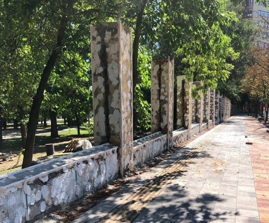 Обещают все улучшить: в Днепре в парке Шевченко снесли старинные вазоны - рис. 2