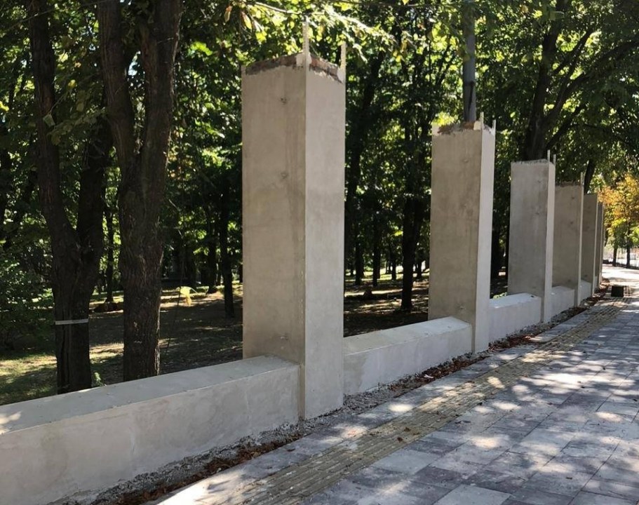 Обещают все улучшить: в Днепре в парке Шевченко снесли старинные вазоны - рис. 4