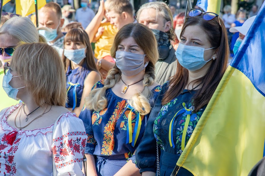 На улицы вышли около 300 человек: в центре Днепра провели Марш Независимости (ФОТО) - рис. 3
