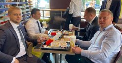 Вместо пива и шаурмы: в Днепре Зеленский пообедал в McDonald's - рис. 18