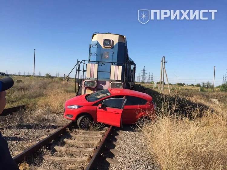 Протащил 43 метра: на Днепропетровщине поезд наехал на легковушку - рис. 3