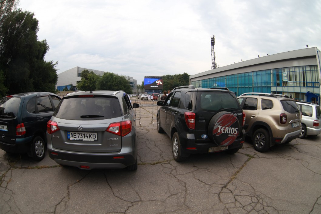 В Днепре стартовал первый в Украине автокинофестиваль под открытым небом (ФОТО) - рис. 7