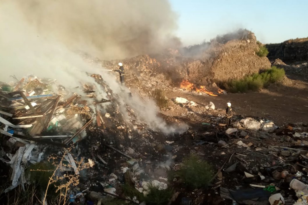 Масштабный пожар в Днепропетровской области: горел мусорный полигон (ФОТО) - рис. 3