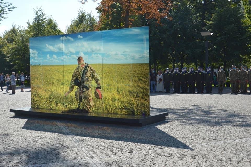В Днепре на Алее Памяти почтили память погибших защитников Украины - рис. 13