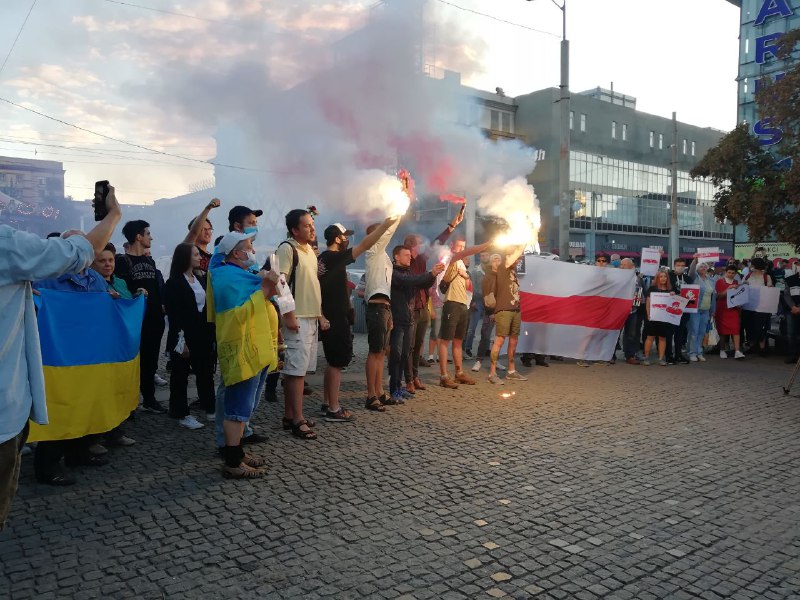 "Жыве Беларусь!": в Днепре прошла акция в поддержку протестующих - рис. 4