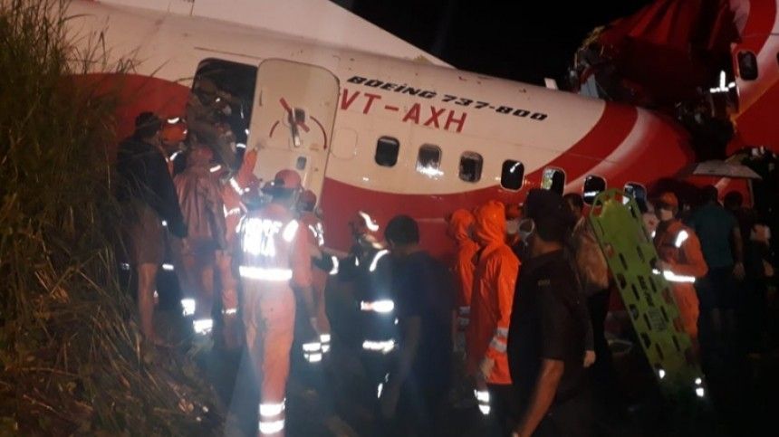 В Индии во время посадки самолёт распался на две части: есть погибшие - рис. 3