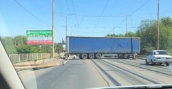 В Днепре фура заблокировала движение на Старом мосту - рис. 14