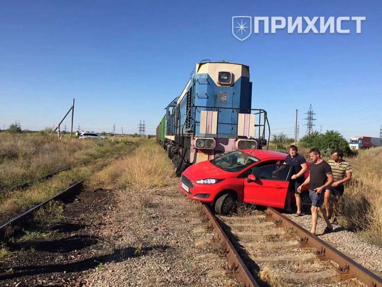 Протащил 43 метра: на Днепропетровщине поезд наехал на легковушку - рис. 1