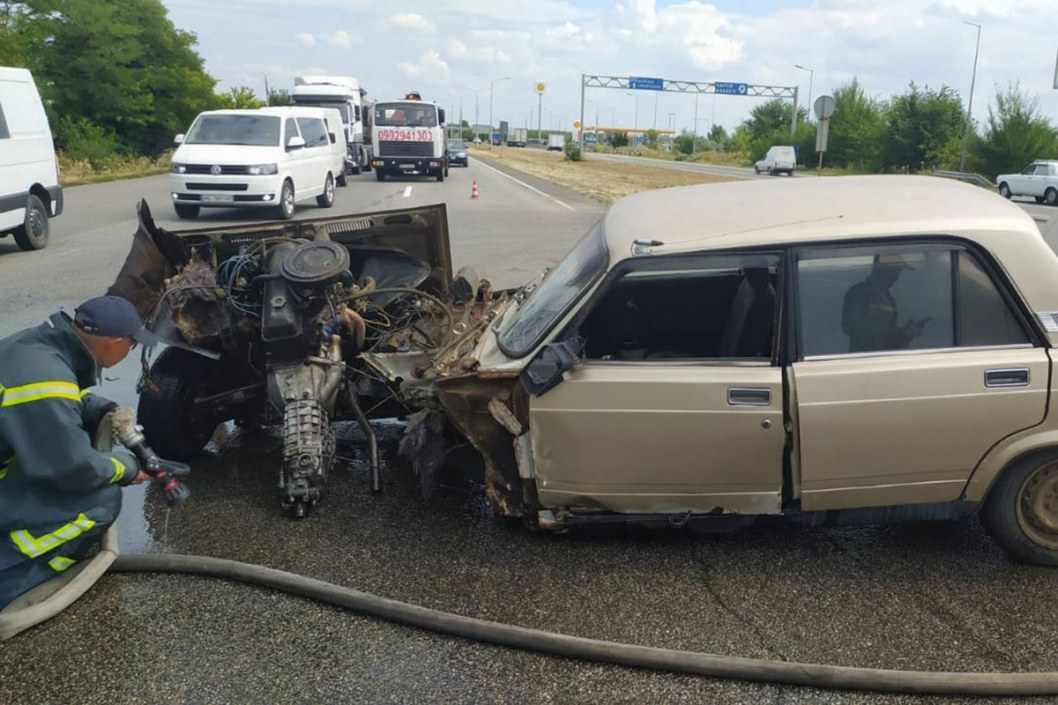 Машины вдребезги: В Днепре на Шоссейной столкнулись ВАЗ и Lexus - рис. 1