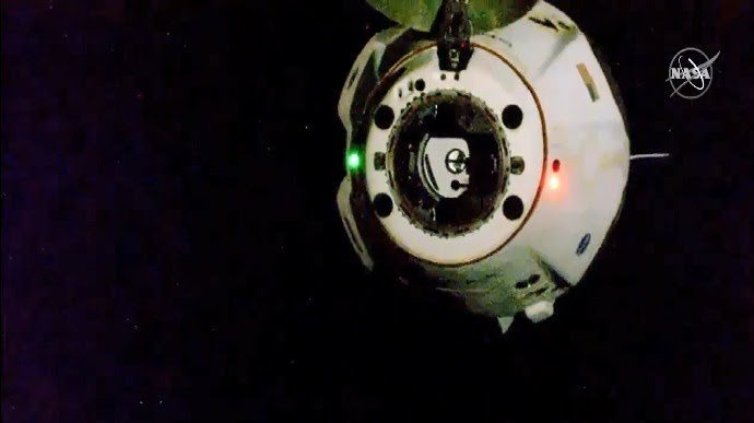 Crew Dragon отстыковался от МКС и возвращается на Землю: посадка ожидается сегодня вечером - рис. 1