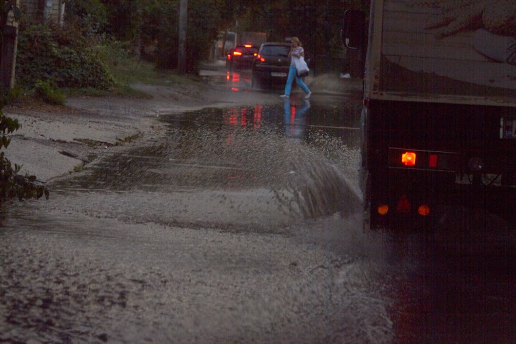 Центр Днепра затопило водой: машины стоят в огромных пробках (ВИДЕО) - рис. 12
