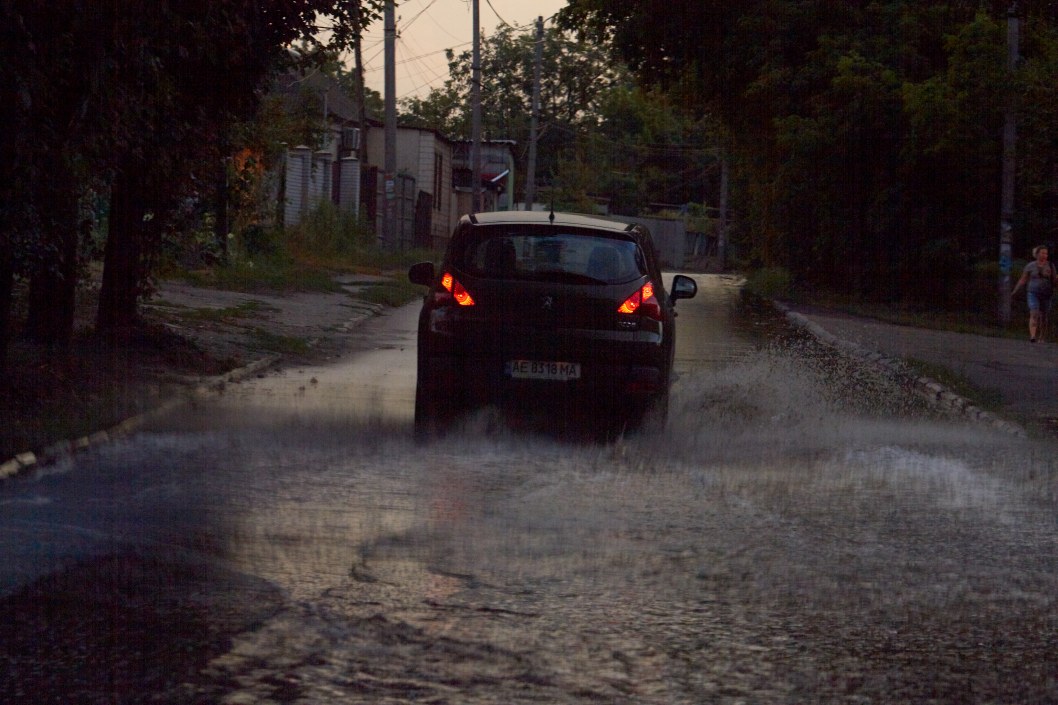 Центр Днепра затопило водой: машины стоят в огромных пробках (ВИДЕО) - рис. 13