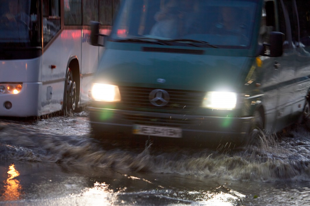 Центр Днепра затопило водой: машины стоят в огромных пробках (ВИДЕО) - рис. 1