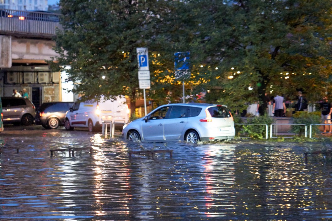 Центр Днепра затопило водой: машины стоят в огромных пробках (ВИДЕО) - рис. 2