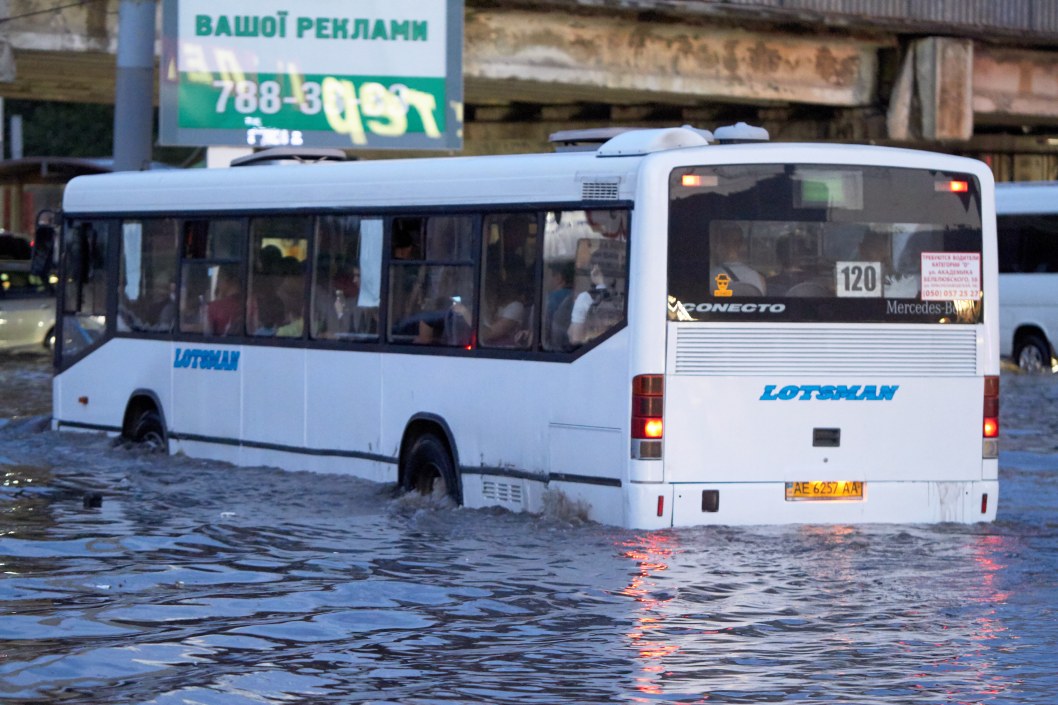 Центр Днепра затопило водой: машины стоят в огромных пробках (ВИДЕО) - рис. 4