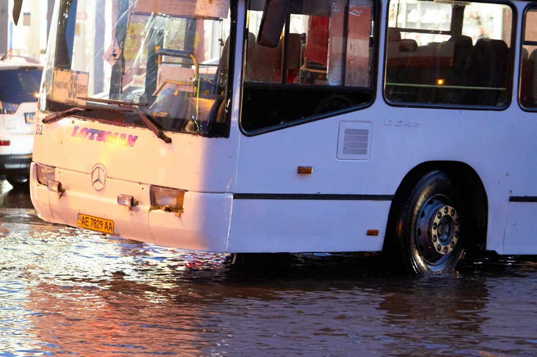 Центр Днепра затопило водой: машины стоят в огромных пробках (ВИДЕО) - рис. 6