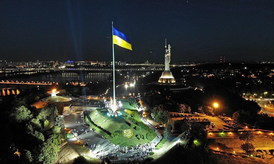 Днепр остался без рекорда: в Киеве подняли самый большой флаг Украины - рис. 1
