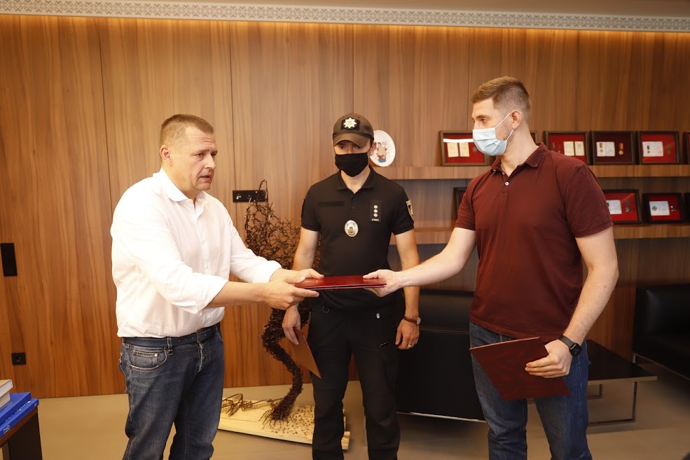 Филатов наградил днепрян, которые задержали обидчика женщины на Европейской площади - рис. 3