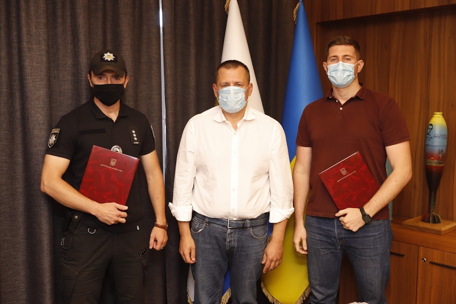 Филатов наградил днепрян, которые задержали обидчика женщины на Европейской площади - рис. 4