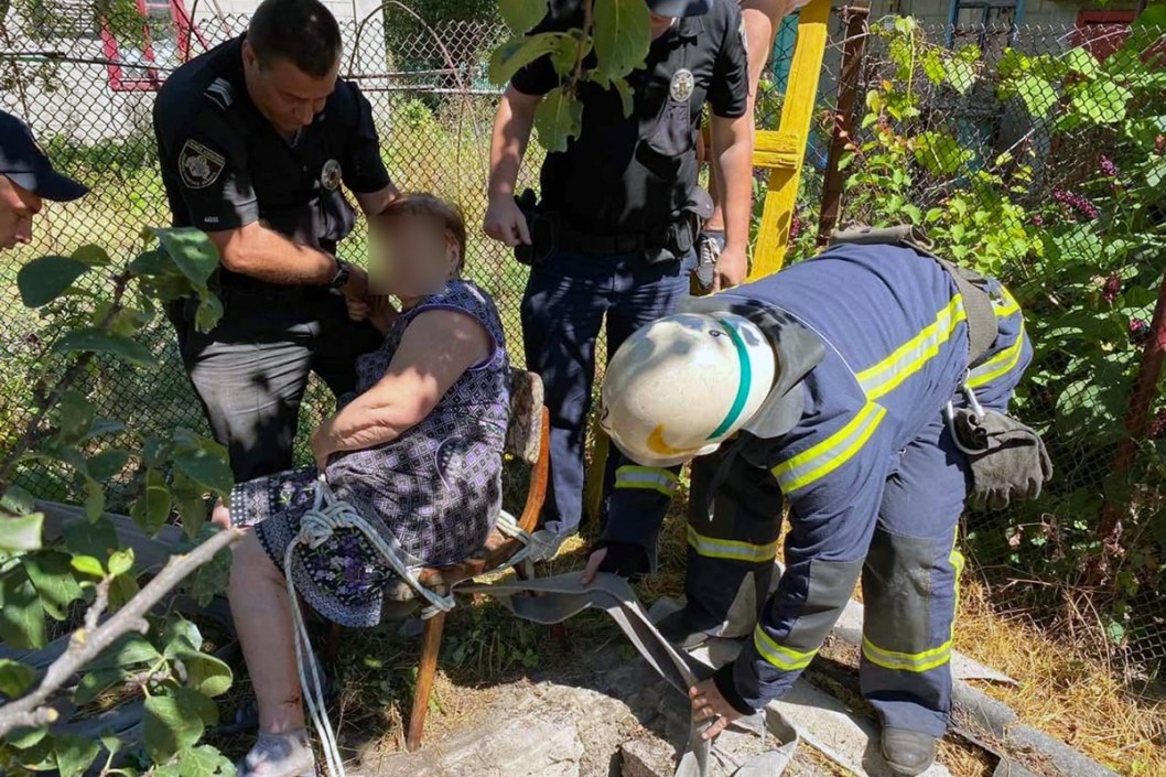 В Каменском пенсионерка провалилась в колодец