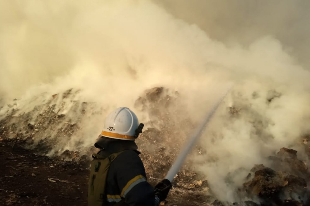 Масштабный пожар в Днепропетровской области: горел мусорный полигон (ФОТО) - рис. 2