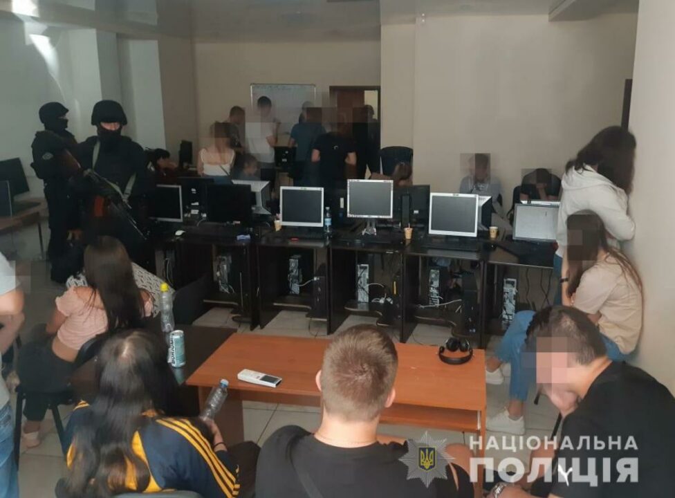 На Днепропетровщине полиция пресекла деятельность колл-центра мошенников - рис. 3