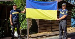 Впервые: в Днепре над Монастырским островом подняли флаг Украины - рис. 5