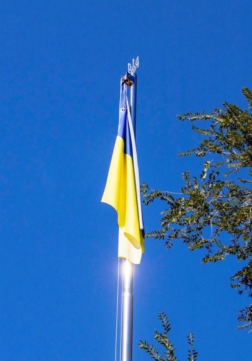 Впервые: в Днепре над Монастырским островом подняли флаг Украины - рис. 2