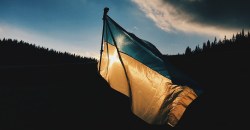 В Крыму активисты запустили в небо украинский флаг - рис. 5
