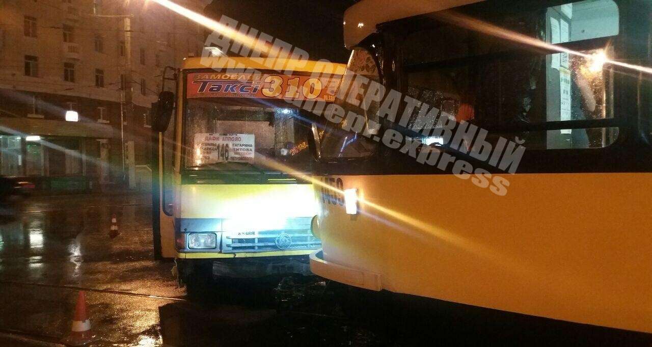Двое пострадавших: в Днепре автобус врезался в трамвай - рис. 1