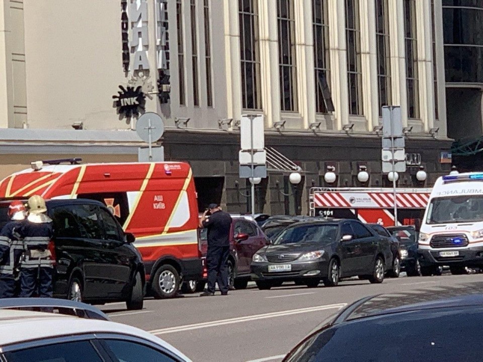 В центре Киева террорист захватил отделение банка (ФОТО) - рис. 2