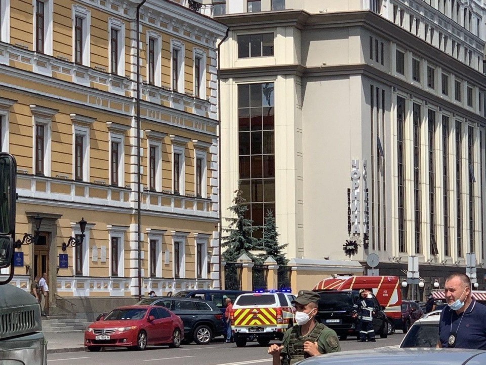 В центре Киева террорист захватил отделение банка (ФОТО) - рис. 4