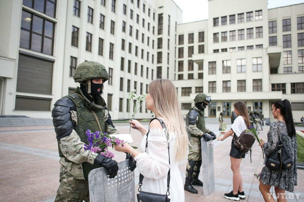 Военные с народом: в центре Минска многотысячный митинг (ФОТО) - рис. 1