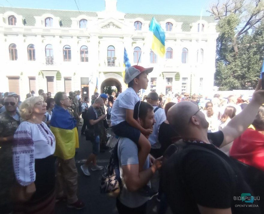 На улицы вышли около 300 человек: в центре Днепра провели Марш Независимости (ФОТО) - рис. 10