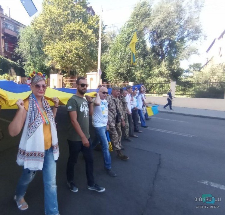 На улицы вышли около 300 человек: в центре Днепра провели Марш Независимости (ФОТО) - рис. 5