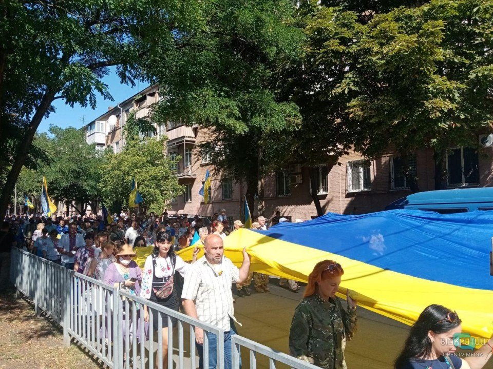 На улицы вышли около 300 человек: в центре Днепра провели Марш Независимости (ФОТО) - рис. 9