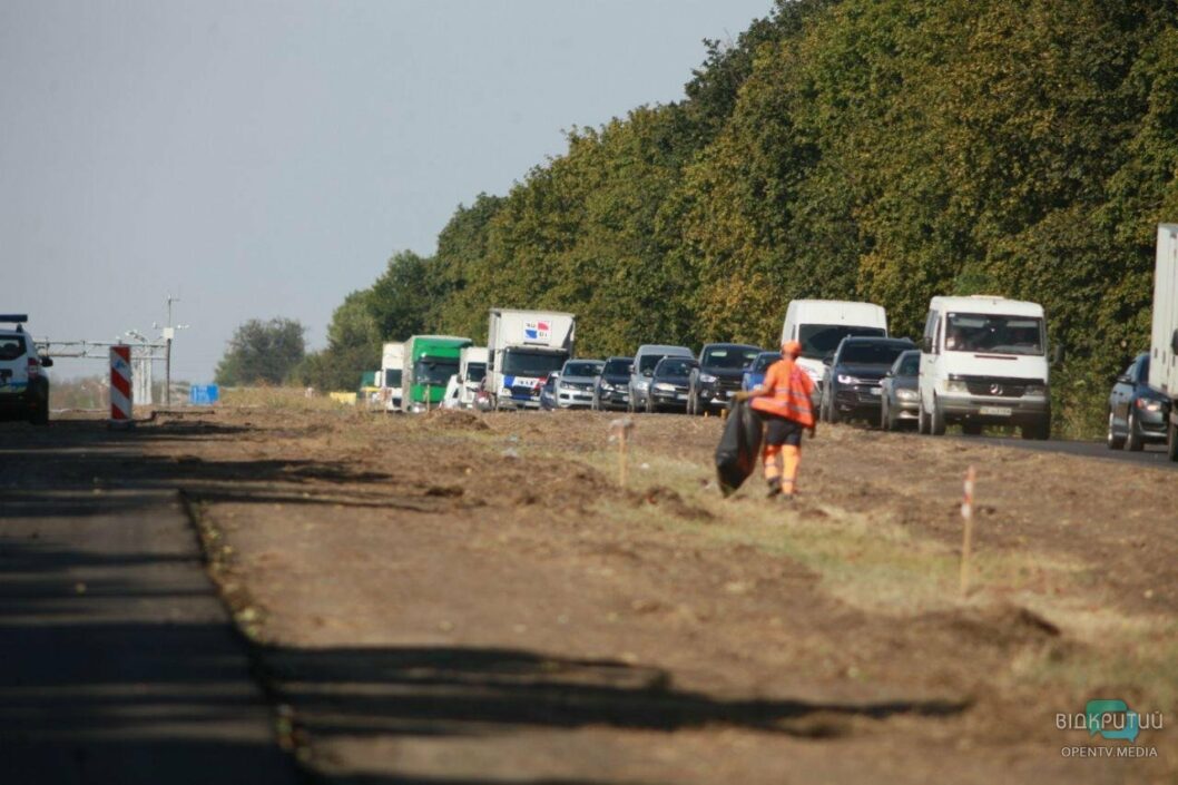Перед приездом Зеленского на трассе Днепр-Кривой Рог образовалась огромная пробка - рис. 5