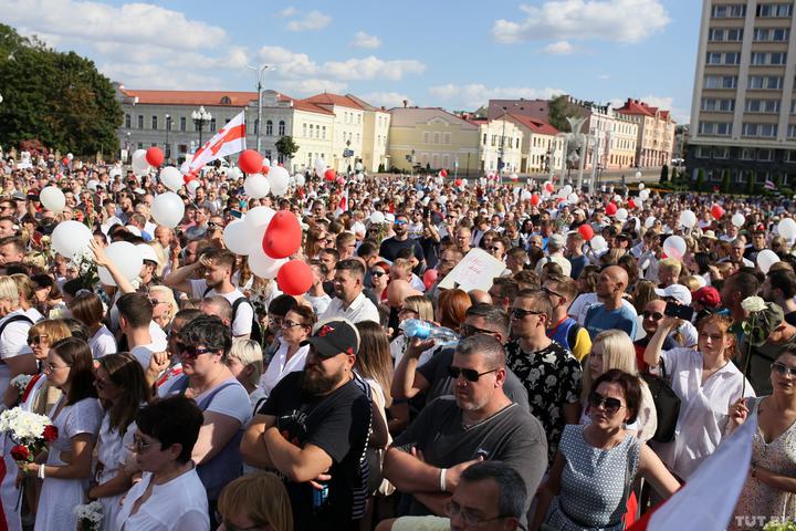 Военные с народом: в центре Минска многотысячный митинг (ФОТО) - рис. 5