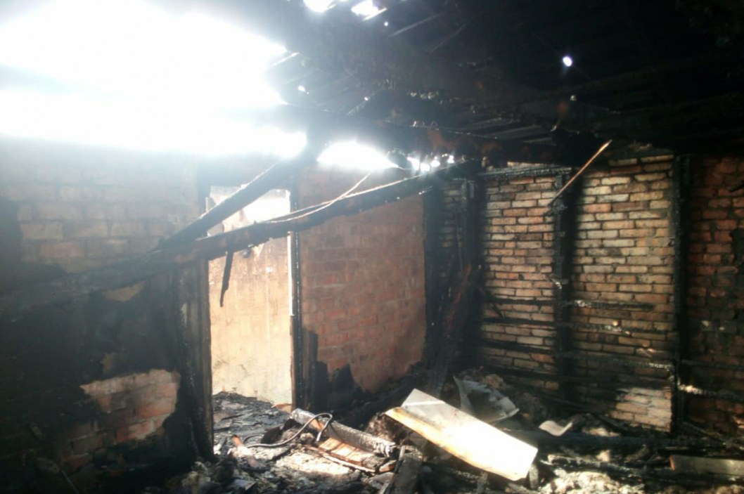 В Марганце спасатели больше 3 часов тушили пожар в жилом доме - рис. 3