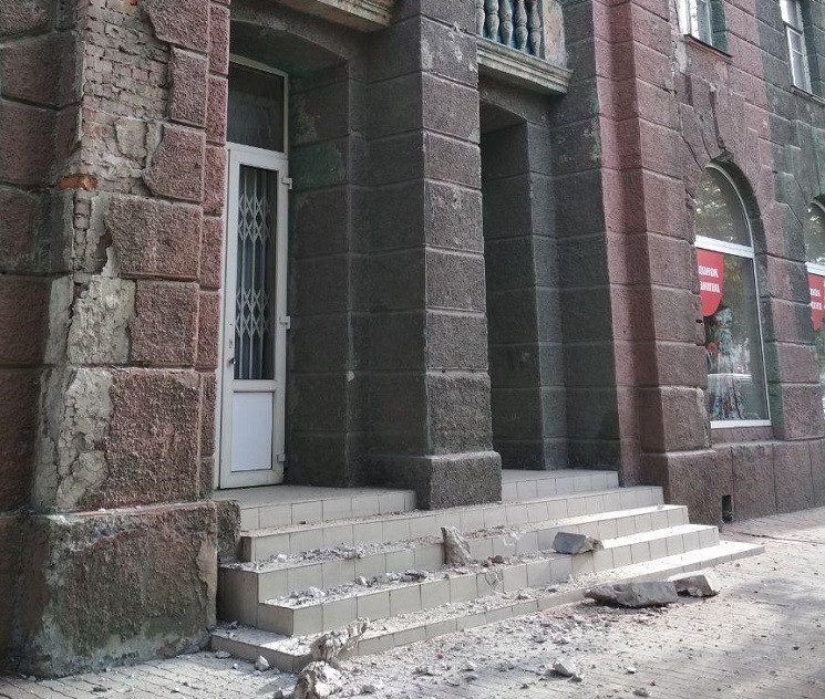 В центре Днепра разрушается фасад старинного здания - рис. 1