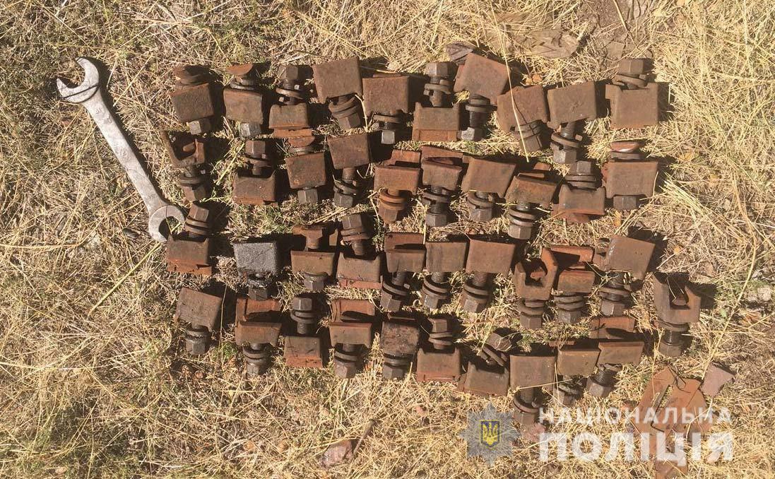 В Кривом Роге задержали вора, который разбирал железную дорогу - рис. 1