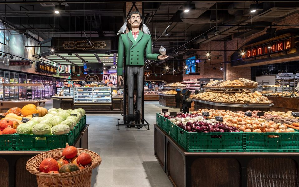 В днепровском супермаркете установили гигантскую фигуру Николы Теслы - рис. 1