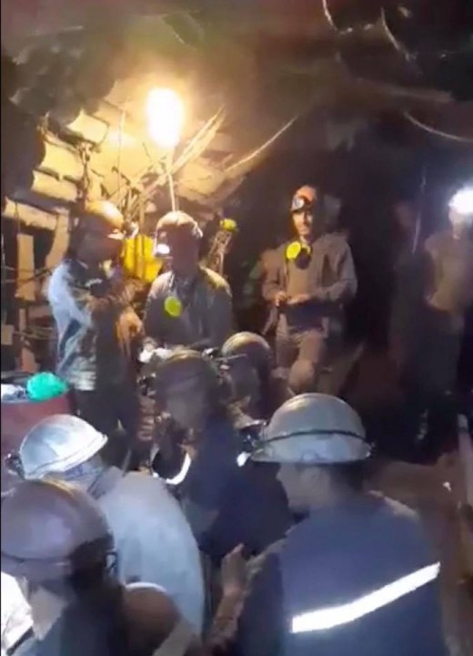 Объявили забастовку: криворожские шахтеры отказываются подниматься на поверхность - рис. 1