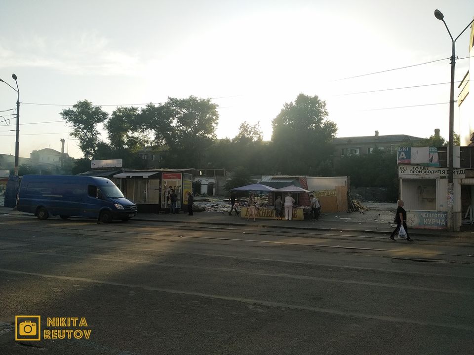 В Днепре на Пастера сносят стихийный рынок (ФОТО) - рис. 5