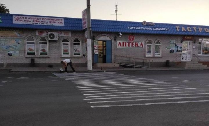 Днепрянин собственноручно нанёс «зебру» на оживленном участке дороги - рис. 1
