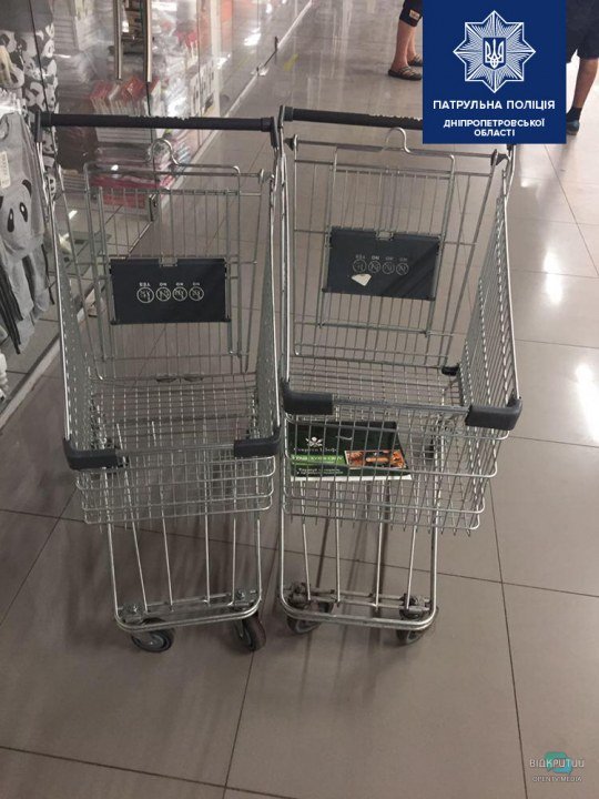 Друзья Оушена: в Днепре мужчины украли продуктовые тележки из супермаркета - рис. 1