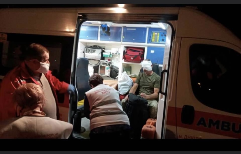 Травма глаз и ожоги: в Днепр доставили двух раненых бойцов - рис. 2