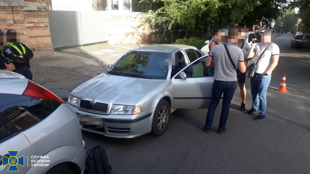 В Днепре спецслужба задержала злоумышленника с поддельным удостоверением сотрудника СБУ - рис. 1