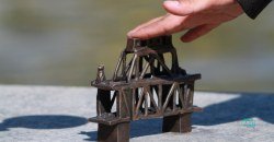 В Днепре возле горсовета презентовали миниатюрную копию Амурского моста (ФОТО) - рис. 1